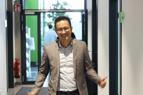 Zwei Personen im Austausch an einem Stehtisch im Veranstaltungsbereich.