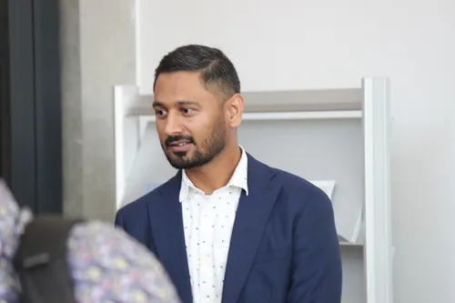 Modell mit Windrädern und Gebäude-Miniaturen vor grünem Hintergrund.