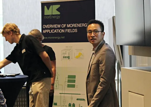 Publikum bei einer technischen Fachveranstaltung in einem Hörsaal mit abgestuften Sitzreihen.